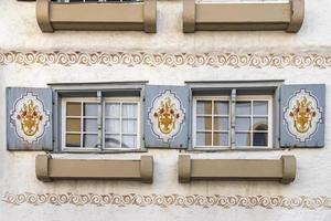 Altes Holzfenster mit Jalousien und Vorhängen. landschaftlich origineller und farbenfroher blick auf antike fenster in der alten stadt in deutschland. keine Leute. Vorderansicht. altmodischer Stil. foto