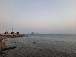 schöner abend in jeddah, corniche. die jeddah corniche, auch bekannt als jeddah waterfront, ist ein küstengebiet der stadt jeddah, saudi-arabien. am Roten Meer gelegen. foto