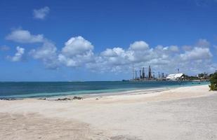 blick auf die ölraffinerie vom rodgers beach foto