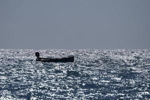 kleines Boot im Meer mit hohen Wellen foto