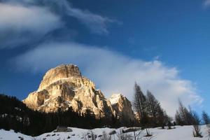 dolomites sasslonger berg im wunderbaren sonnenuntergangslicht foto