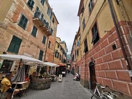 monterosso al mare, italien - 8. juni 2019 - das malerische dorf cinque terre italien ist voller touristen foto