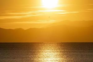 Sonnenuntergang am Meer in Genua Italien foto