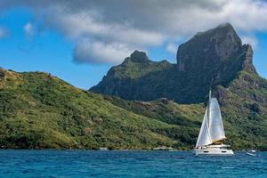 Katamaransegeln in Bora Bora Französisch-Polynesien foto