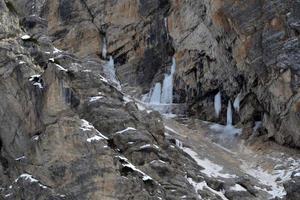 Eis auf dem Felsen auf den Fanes-Bergdolomiten im Winterpanorama foto