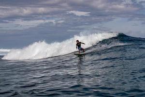 tahiti, französisch-polynesien - 5. august 2018 - surfertrainingstage vor dem billabong tahiti-wettbewerb am teahupoo-riff foto