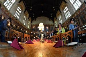 Oxford, England - 15. Juli 2017 - Touristen in der Universitätsstadt Christ Church foto