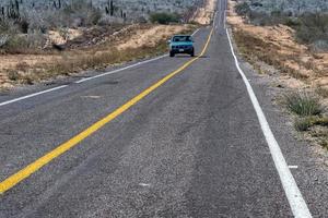 baja california wüste endlose straßenlandschaftsansicht foto