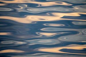 sonnenuntergang auf ozeanblauem und goldenem natürlichem weichem hintergrund foto