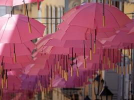 grasse frankreich rosa regenschirme straße foto