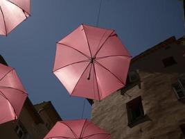 grasse frankreich rosa regenschirme straße foto