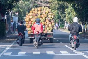 LKW überladen mit Kokosnuss Nahaufnahme Detail in Bali foto