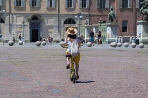 turin, italien - 17. juni 2017 - tourist auf der piazza castello an einem sonnigen tag foto