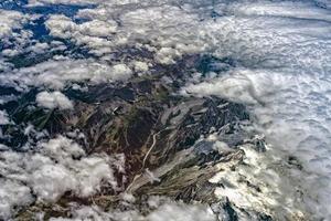 Wolken über den Alpen Luftaufnahme aus dem Flugzeug foto