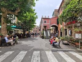 monterosso al mare, italien - 8. juni 2019 - das malerische dorf cinque terre italien ist voller touristen foto