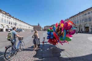 turin, italien - 17. juni 2017 - tourist auf der piazza san carlo an einem sonnigen tag. foto