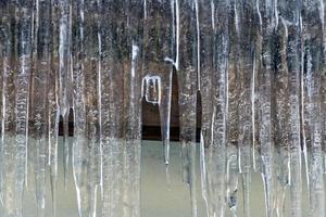 Eiszapfen am Haus im Winter foto
