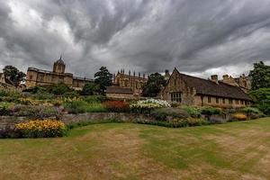 Oxford-Häuser am bewölkten Himmel foto