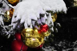 Weihnachten Xmas Tree Ball Detail hautnah unter dem Schnee foto