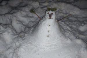 Schneemann Schneemann in der Nacht von Hand gemacht foto