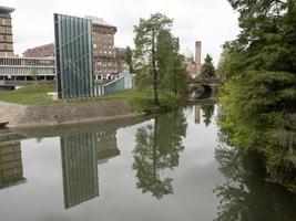 padova blick vom fluss alte und neue gebäude foto