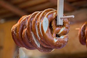 Brezel zum Verkauf auf dem Straßenmarkt foto