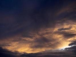 wunderbarer sonnenuntergang hintergrund natürliche lichter foto