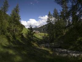 Wassermühlental in den Dolomiten Longiaru Badia Valley foto