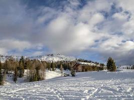 dolomiten schneepanorama holzhütte gadertal armentarola foto