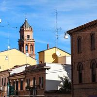 städtische häuser in der stadt ferrara foto