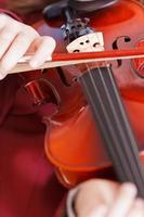 Mädchen spielt Geige - Violinsaiten und Bogen foto