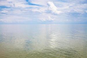 ruhige Wasseroberfläche Asowsches Meer foto
