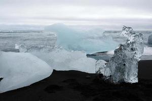 Gletschereisblöcke wurden am Diamond Beach, Island, an Land gespült foto