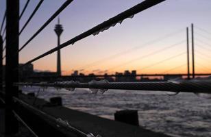 Sonnenuntergang in Düsseldorf, Deutschland, im Winter foto