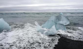 Gletschereisblöcke wurden am Diamond Beach, Island, an Land gespült foto