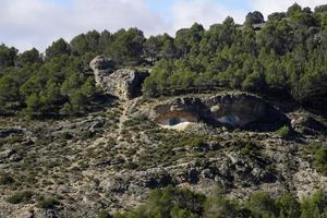 große augen gemalt auf einem hügel in der nähe von cuenca, spanien foto