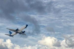 Flugzeugjet beim Abheben foto