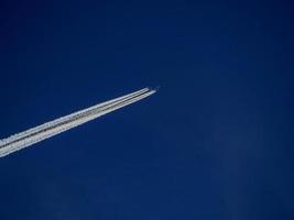 Düsenflugzeug wacht am blauen Himmel auf foto