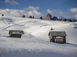 dolomiten schneepanorama holzhütte gadertal armentarola foto