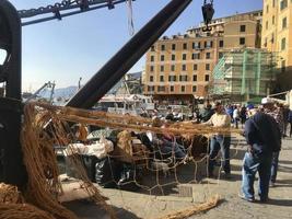 camogli, italien, 23. märz 2019 - alte fischer stellen das fischernetz für die tonnarella auf foto