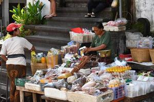 ubud, indonesien - 18. august 2016 - lokale bali-inselleute, die am stadtmarkt verkaufen und kaufen foto