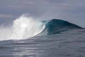 surf wave tube detail im pazifischen ozean französisch-polynesien tahiti foto