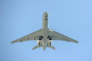 Flugzeugjet bei der Landung von unten foto