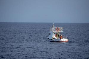 kleines Fischerboot im Mittelmeer foto