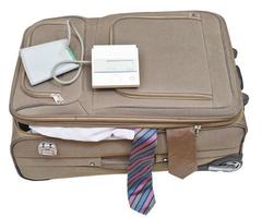 Blutdruckmessgerät auf Koffer mit männlichen Krawatten foto