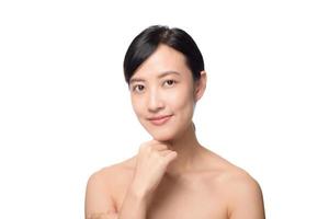 porträt der schönen jungen asiatischen frau sauberes frisches konzept der bloßen haut. asiatische mädchenschönheitsgesichtshautpflege und gesundheitswellness, gesichtsbehandlung, perfekte haut, natürliches make-up auf weißem hintergrund foto