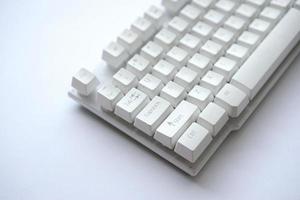 Gebrauchte weiße Computertastatur, die nicht verwendet wird, bis sie staubig wird foto