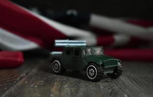 militärisches spielzeugauto mit amerikanischer flagge foto