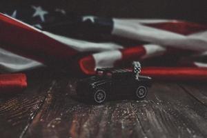 militärisches spielzeugauto mit amerikanischer flagge foto