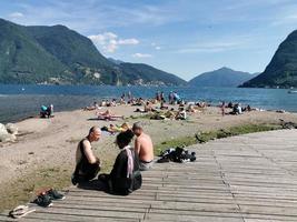 lugano, schweiz - 23. juni 2019 - lugano ansicht stadtbild vom see voller menschen foto